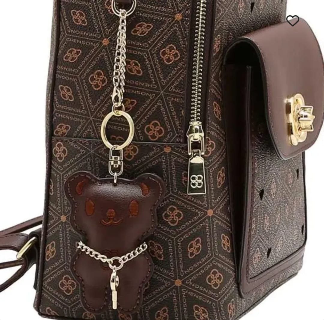 Mochila Urbana de Vestir Chenson para Mujer Marrón Monograma con Broche Flor - Image 2