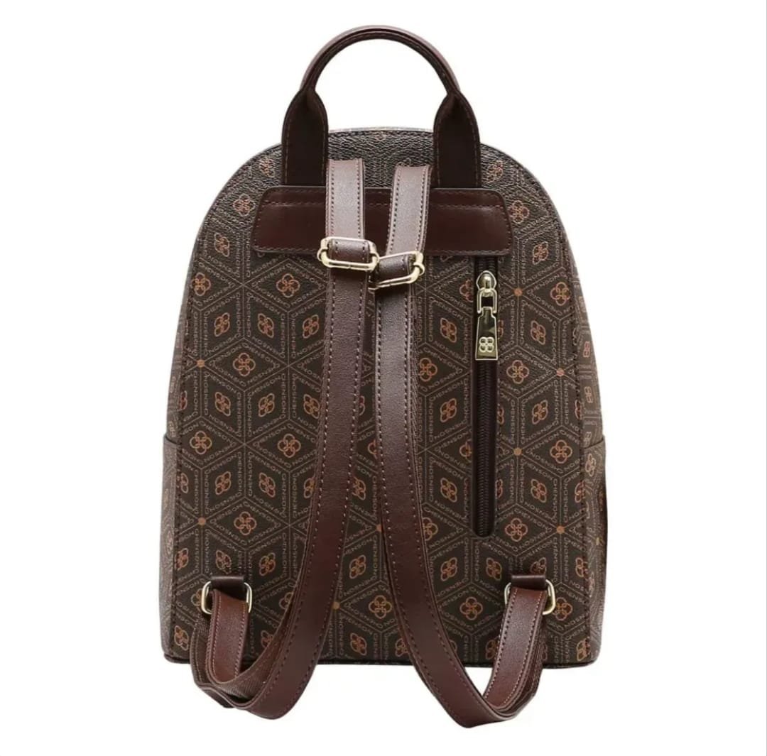 Mochila Urbana de Vestir Chenson para Mujer Marrón Monograma con Broche Flor - Image 4