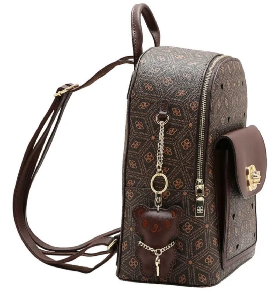 Mochila Urbana de Vestir Chenson para Mujer Marrón Monograma con Broche Flor - Image 3